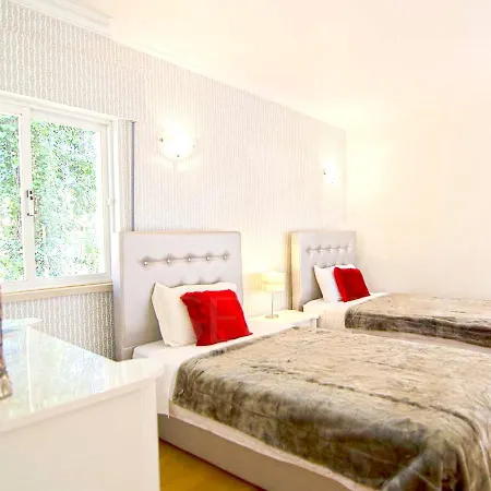With 7 Bedrooms In With Private Pool Enclosed Garden And Wifi 2 Km From The Beach