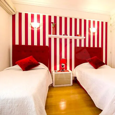 With 7 Bedrooms In With Private Pool Enclosed Garden And Wifi 2 Km From The Beach Villa