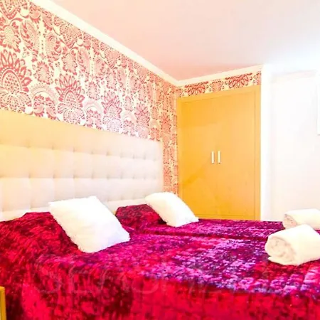 With 7 Bedrooms In With Private Pool Enclosed Garden And Wifi 2 Km From The Beach Βίλα Quarteira
